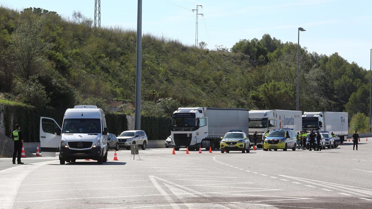 Control sorpresa en la AP7: los Mossos prueban un escáner para detectar droga en camiones