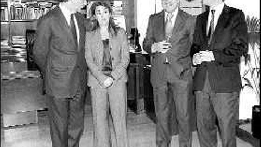 Sobre estas líneas, José Antonio Alonso, Soraya Sáenz de Santamaría, José Blanco y Ángel Acebes, tras la reunión de ayer. A la derecha, José Bono, presidente del Congreso.