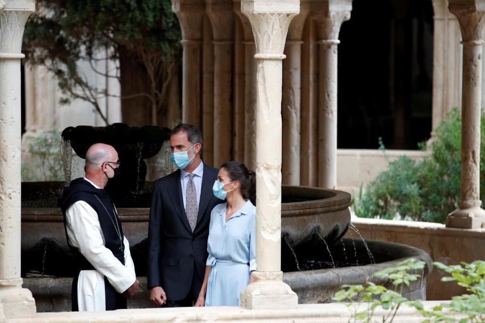 Els Reis visiten el monestir de Poblet enmig de protestes i un fort dispositiu policial