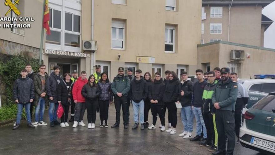 Alumnos del IES Antón Losada visitan las dependencias de la Guardia Civil en A Estrada