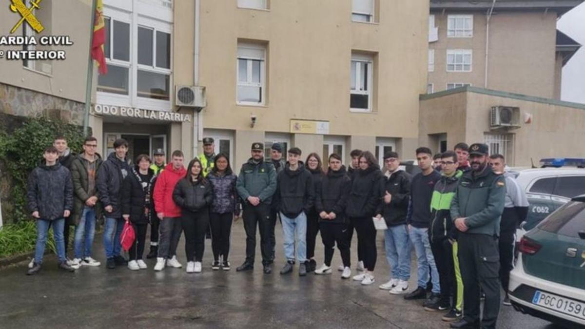 Alumnos del IES Antón Losada visitan las dependencias de la Guardia Civil  en A Estrada - Faro de Vigo