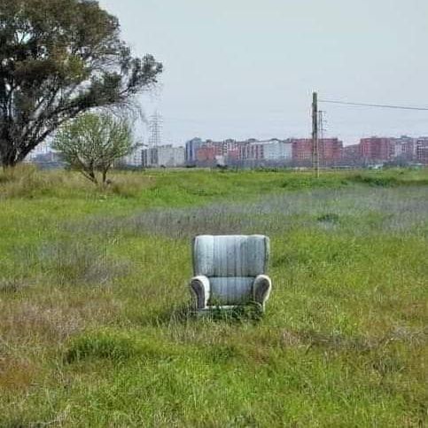 Un sillón vacío en medio de la nada.