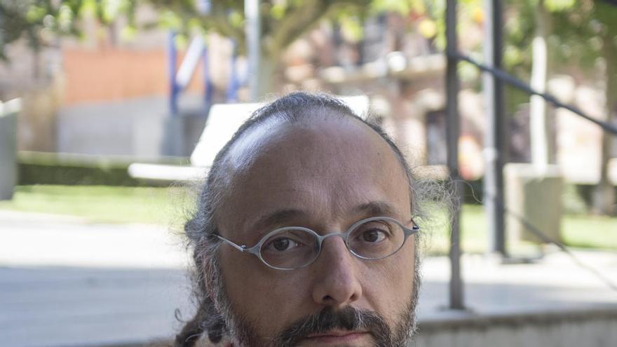 Fernando Carbayo posando en la plaza del Grano de Benavente el pasado viernes.