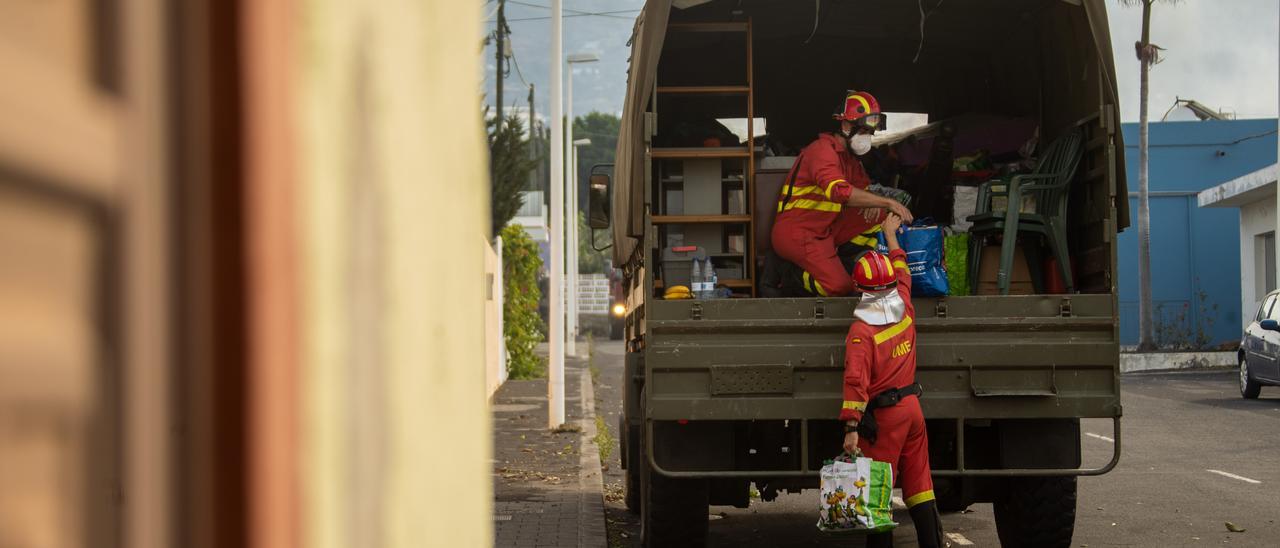 El dióxido de azufre impide de nuevo la recogida de enseres en la costa del Valle de Aridane