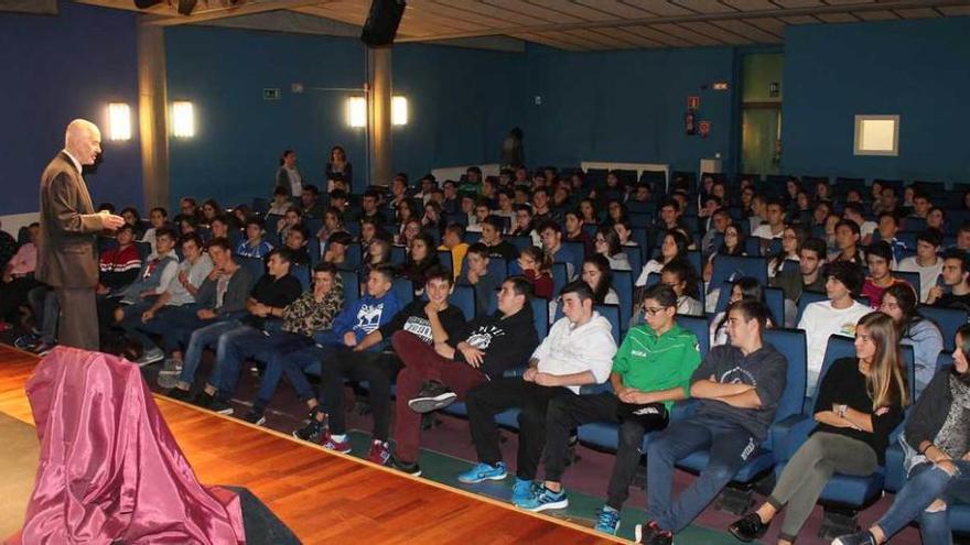 Etelvino Vázquez haciendo una introducción sobre el teatro ante los alumnos del IES Astures, ayer, en la Casa de Cultura de Lugones.