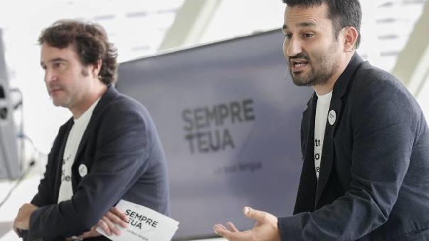 Rubén Trenzano y Vicent Marzà, en la presentación de la campaña de promoción del valenciano.