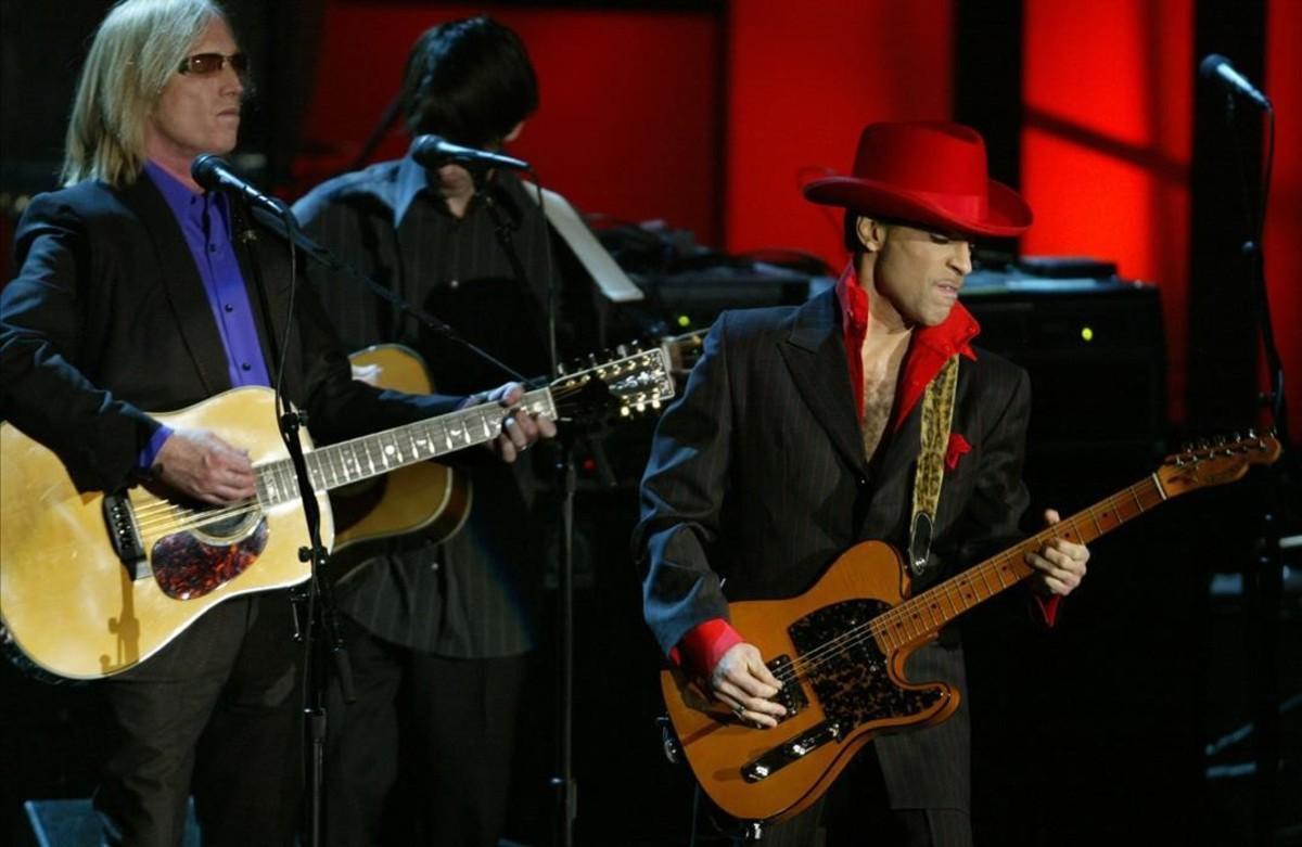  Prince interpretando una canción de George Harrison, junto con Tom Petty en 2004 en Nueva York.