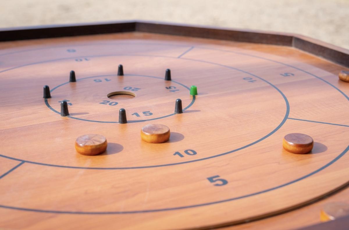 Una mesa de crokinole.