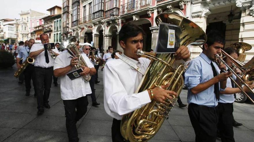 Las bandas de música de Laredo y Avilés desfilan por la calle San Francisco.