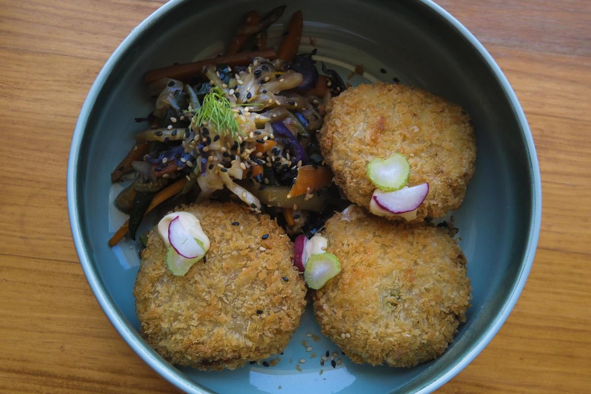 Korokke relleno de carne y vegetales con ensalada salteada