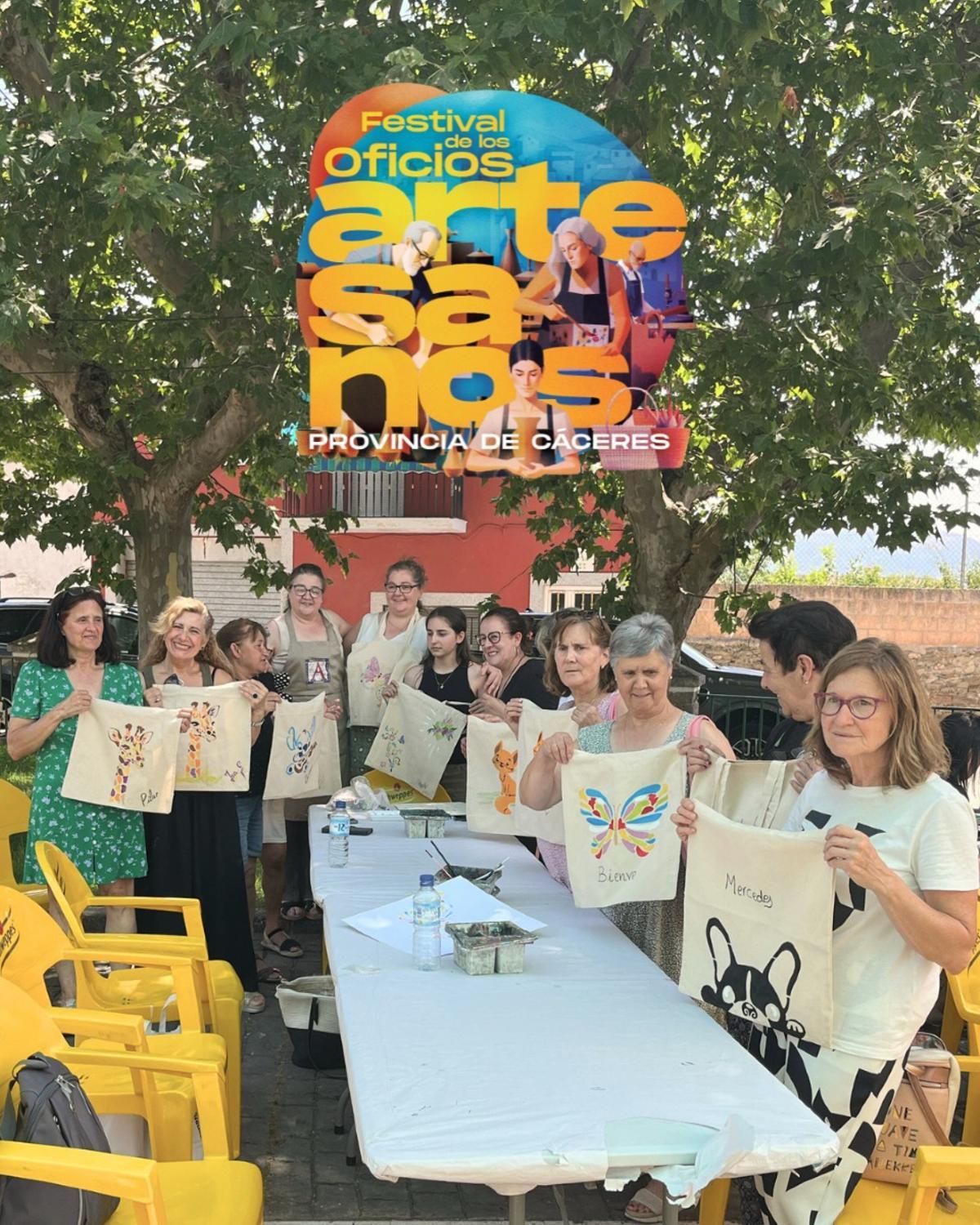 Taller de decoración en pintura de bolsa textil en Zarza de Granadilla