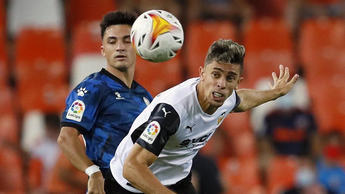 Gabriel Paulista despeja un balón