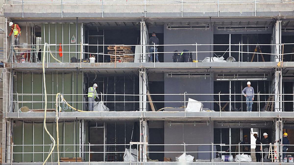 Obras en un alojamiento turístico de Ibiza.