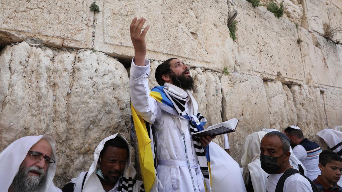 Judíos ortodoxos rezan en Jerusalén.