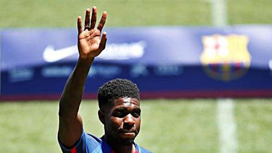 Umtiti saludant l’afició