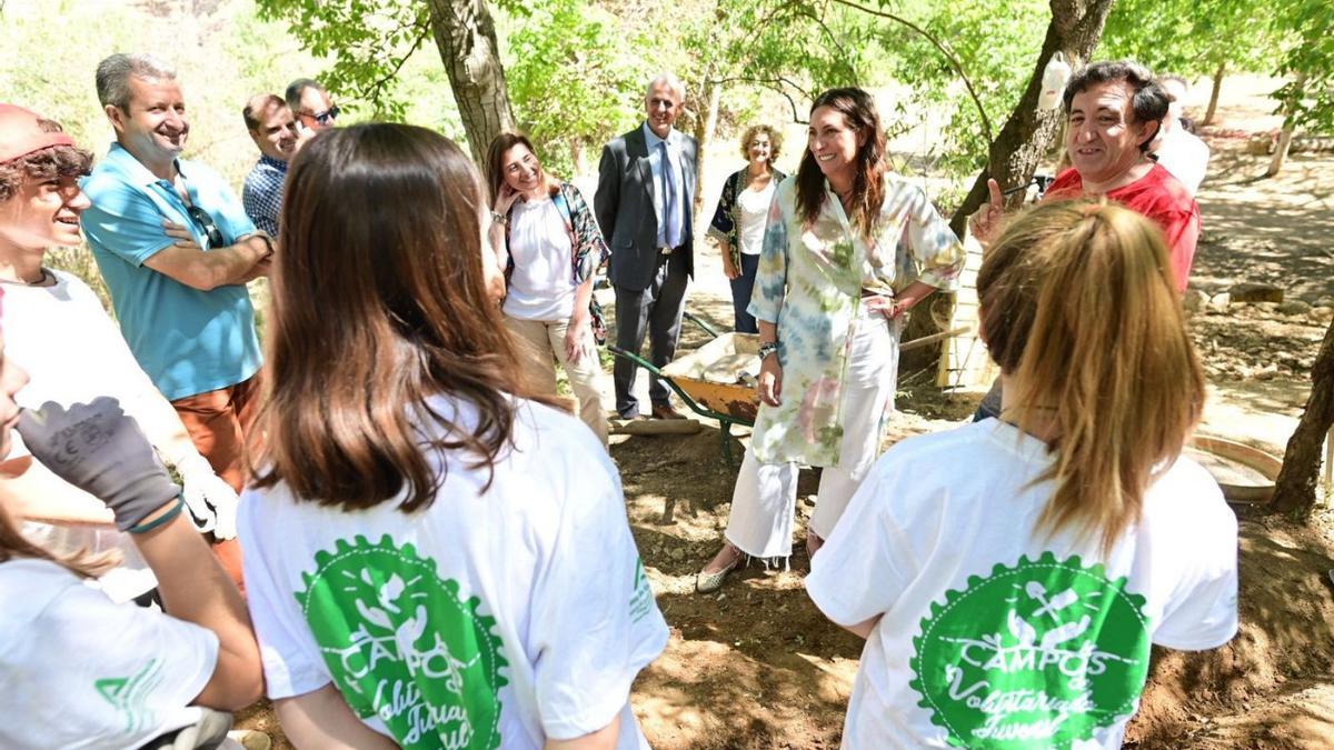 La consejera de Igualdad de la Junta, Loles López, este miércoles en su visita a un campamento juvenil en Granada.