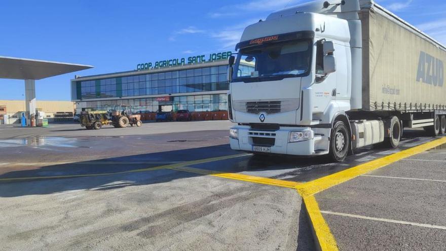 Los camiones ya han empezado a utilizar la báscula de la cooperativa. | MEDITERRÁNEO