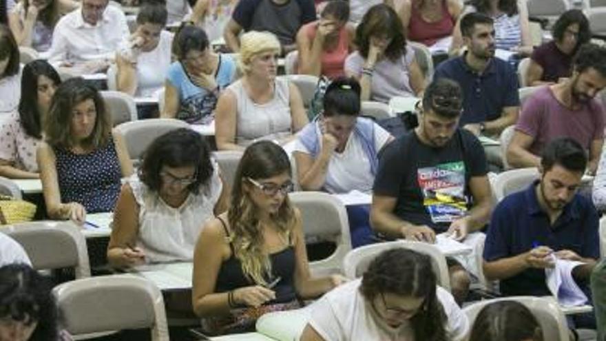 Alumnos examinándose del C2 de Valenciano, ayer en el salón de actos de la Escuela de Alicante.