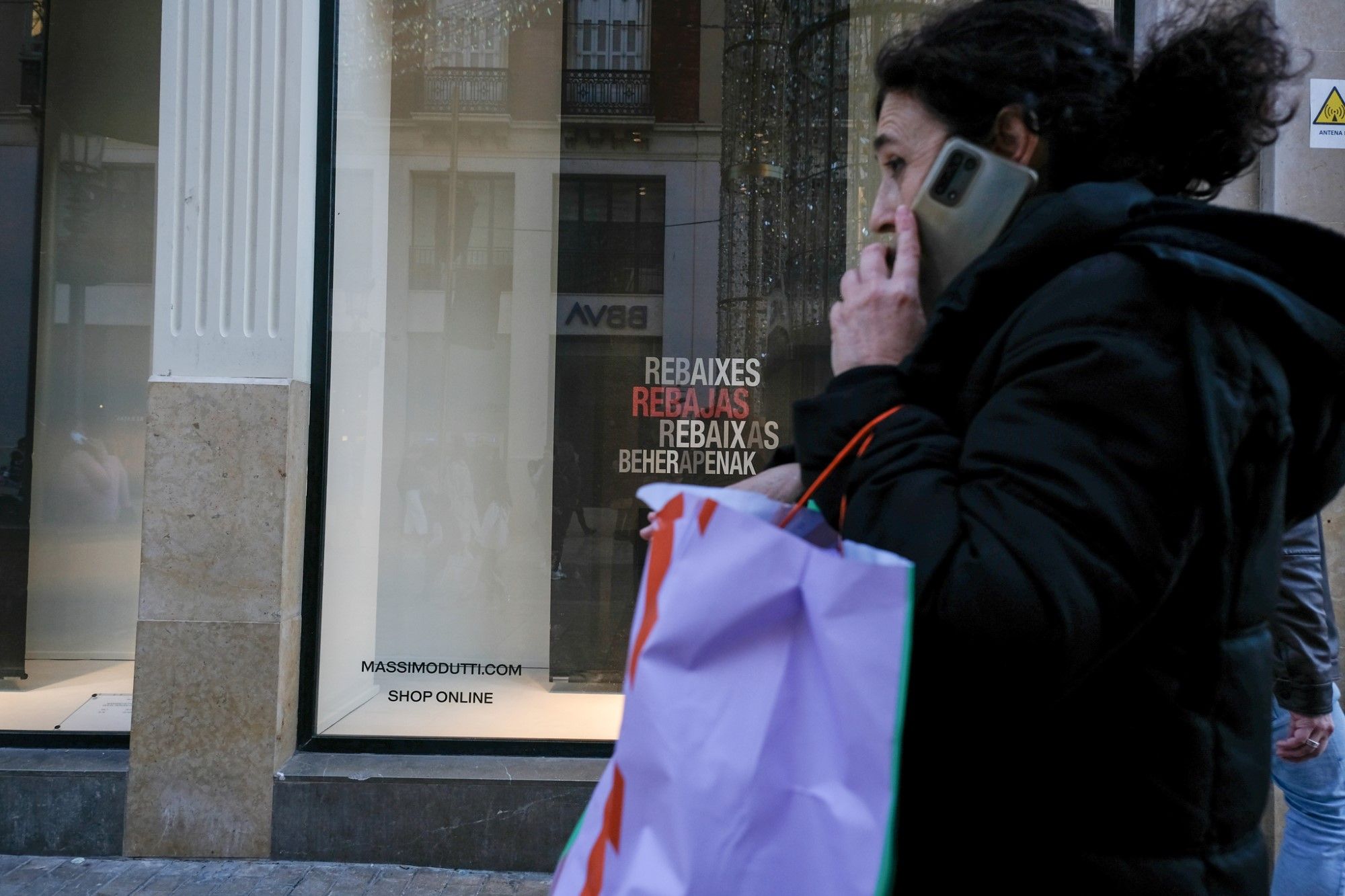 Primer día de las rebajas de enero en el Centro de Málaga