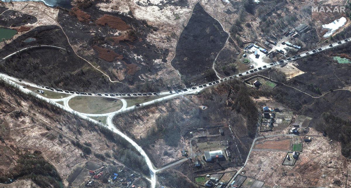 Una imagen por satélite capta parte del convoy de las tropas rusas que s dirigen hacia Kiev.