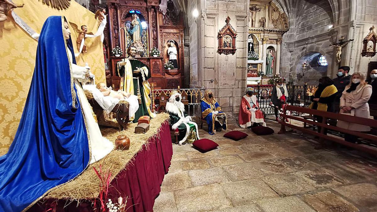 Los Reyes Magos, ante el pesebre, en la misa de ayer en la excolegiata de Cangas.   | // SANTOS ÁLVAREZ