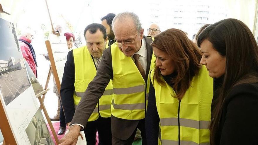 Autoridades asisten al acto de colocación de la primera piedra del nuevo instituto, en septiembre de 2017.