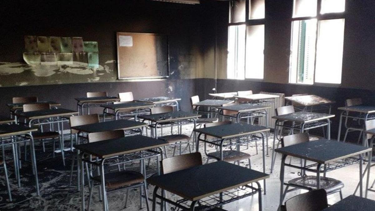 Una de las aulas afectadas por el incendio. | JOAN MORA