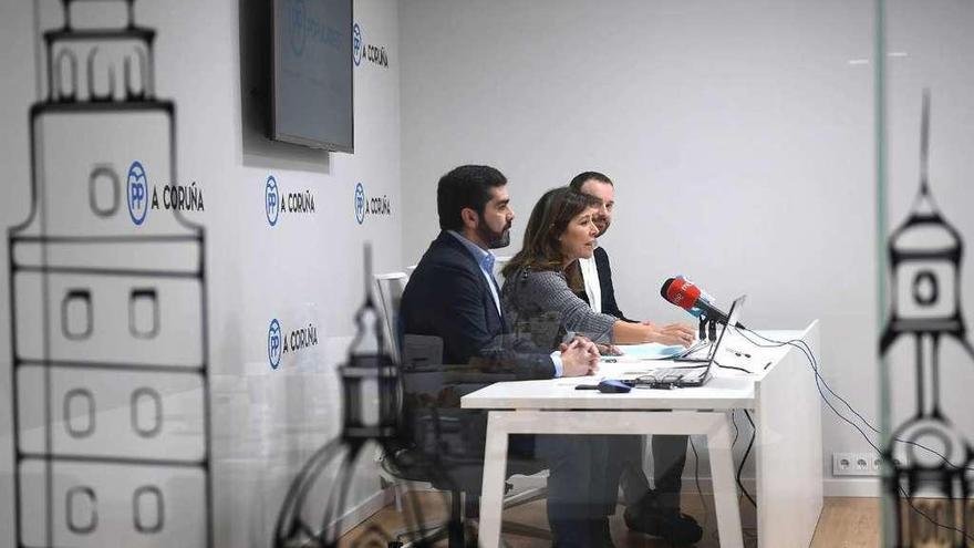 Mato, entre Roberto Rodríguez y Gonzalo Trenor, ayer en la nueva sede del PP de A Coruña.