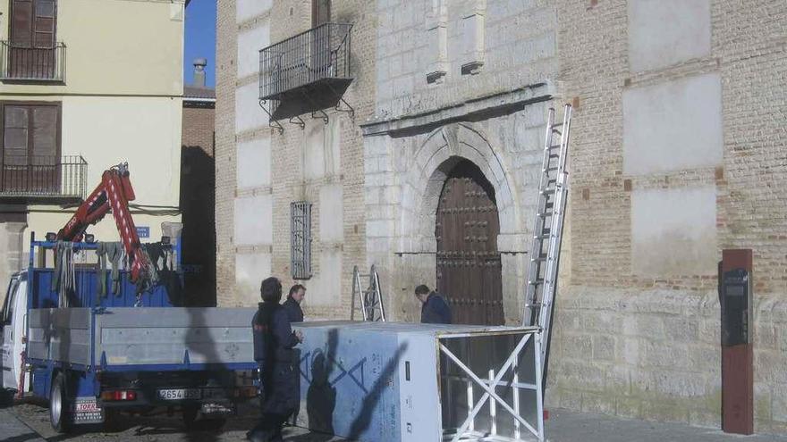 Operarios trabajan en el desmontaje de la señalización de la exposición en el Santo Sepulcro.