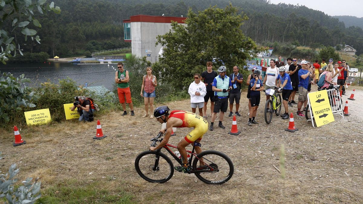 Eneko de Castro, a la postre campeón mundial sub-23, adentrándose en el tramo de bicicleta de montaña del triatlón cross.