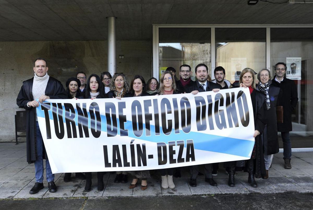Abogados del turno de oficio, concentrados ante las puertas de los juzgados de Lalín. | // BERNABÉ/JAVIER LALÍN