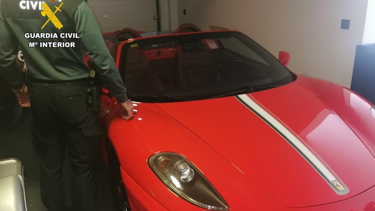 Un agente junto al Ferrari incautado en Calp.