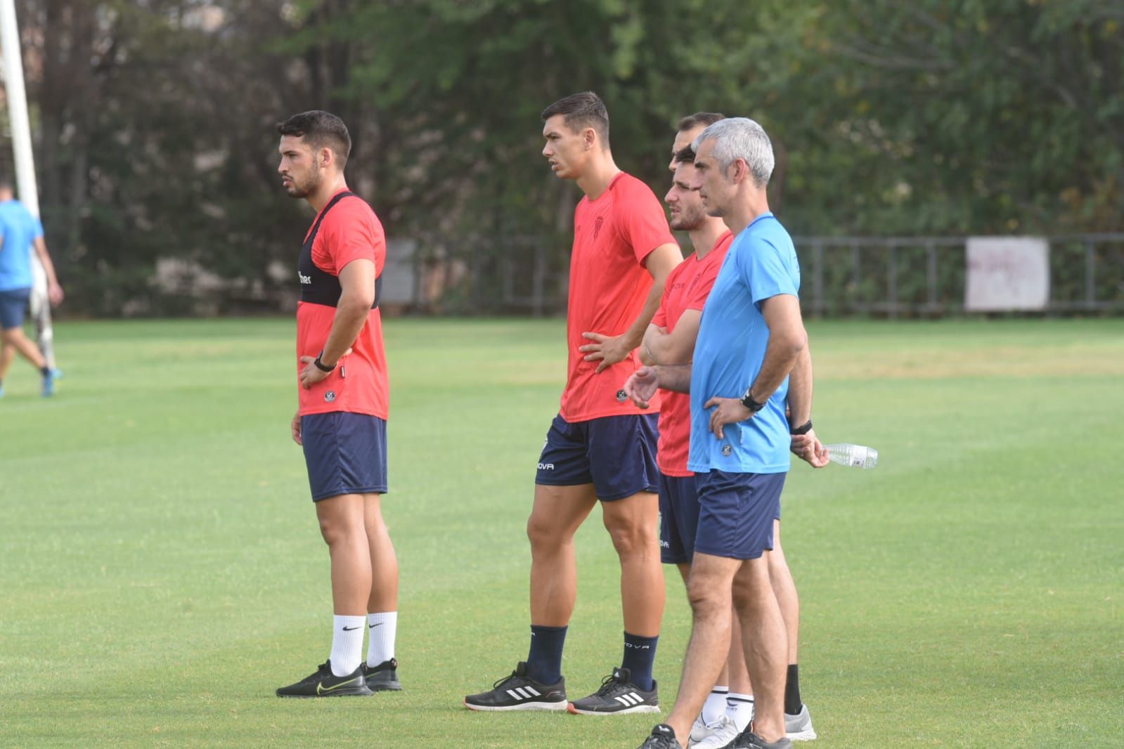 José Alonso, Adrián Fuentes y Ekaitz Jiménez, este lunes en la Ciudad Deportiva, junto al doctor Bretones.
