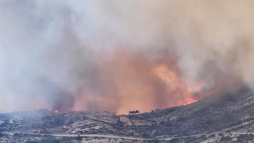 El incendio en Tàrbena sigue descontrolado y obliga a desalojar a 180 personas