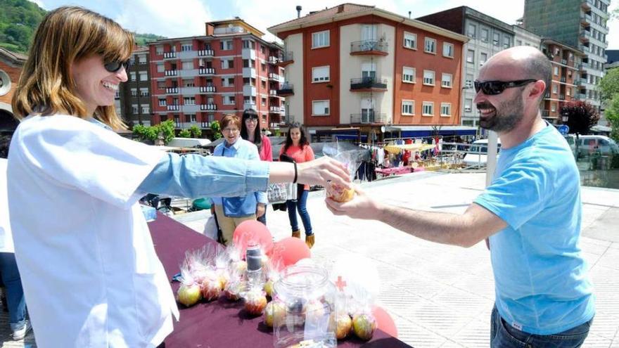 Un vecino recibe una manzana a cambio de un cigarrillo.