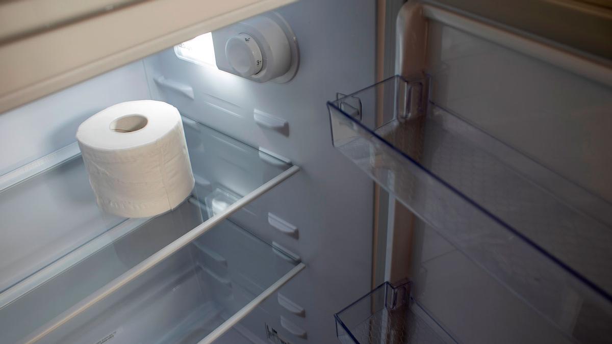 Meter papel higiénico en la nevera: el secreto simple pero efectivo que cada vez hace más gente