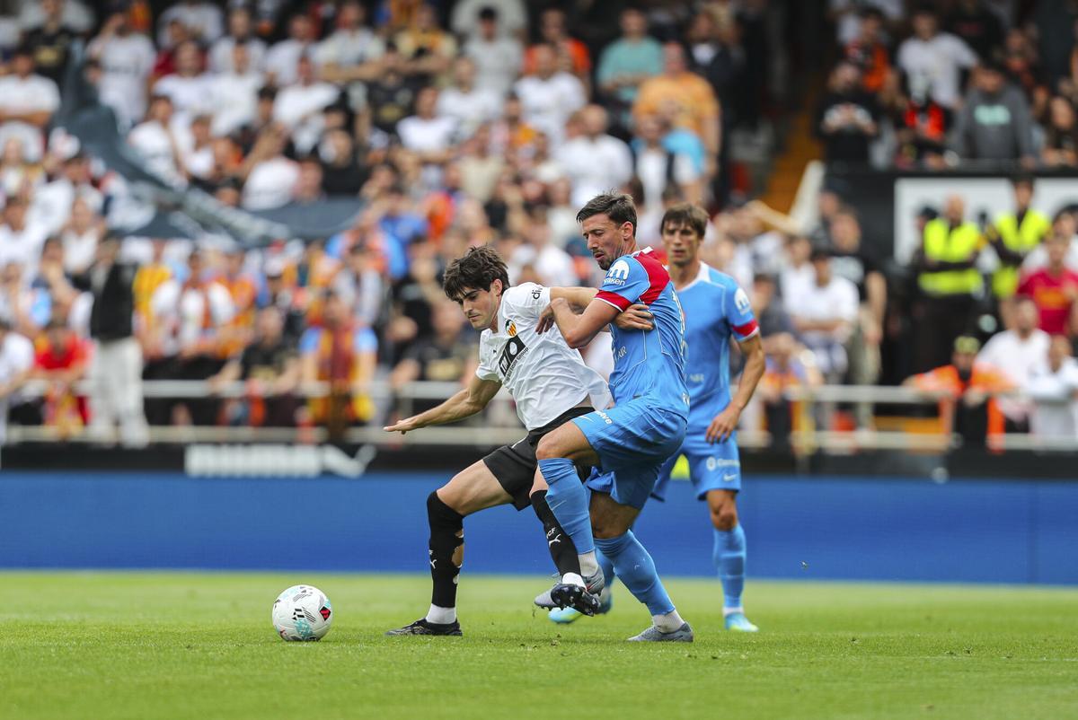Javi Guerra en un lance del partido