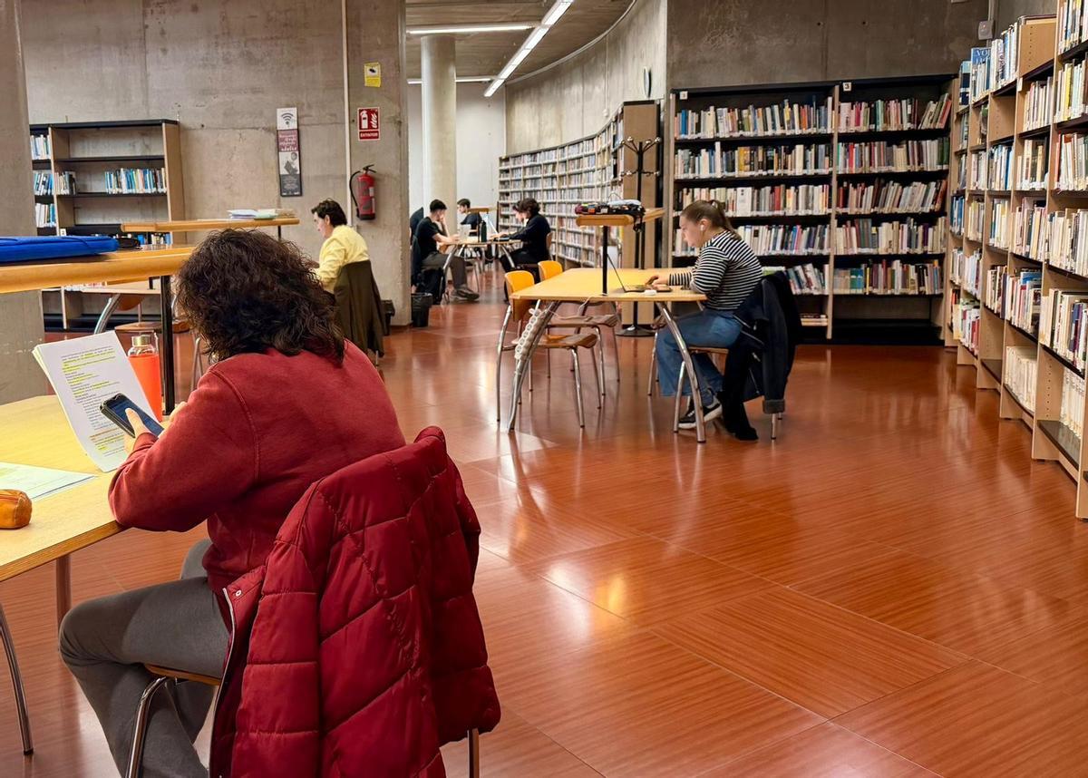 Estudiantes en La Cova Gran de Paterna.