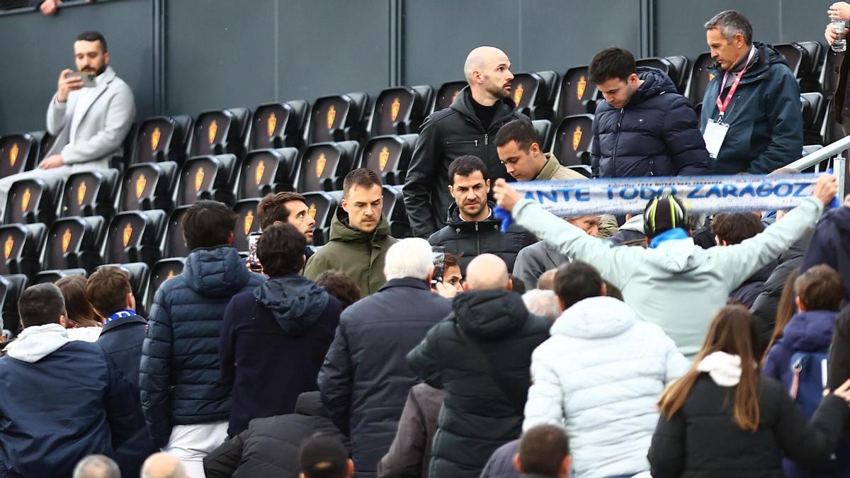 Varios aficionados se dirigen a la directiva tras la derrota ante el Burgos en el Ibercaja Estadio.