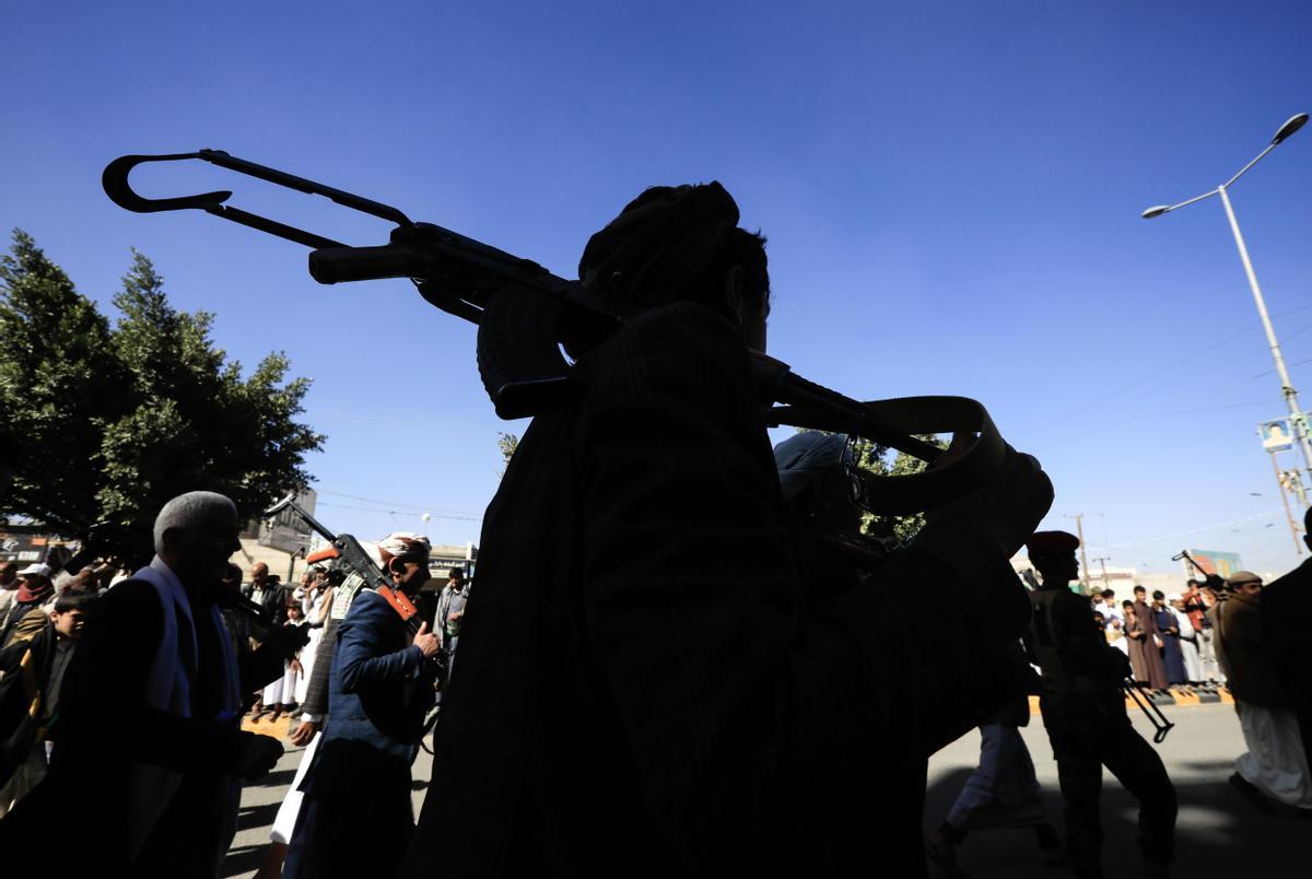 Un miembro recién reclutado del ejército popular de los hutíes sostiene un arma durante una reunión al final de un entrenamiento militar, en Saná, Yemen.