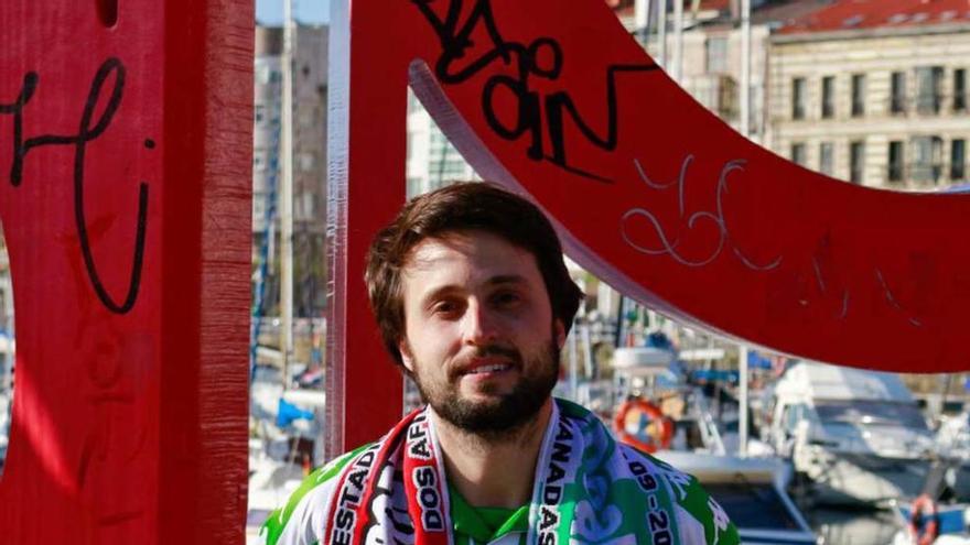 Jaime Arístegui, con la camiseta del Betis y la bufanda de ambos equipos, ante las letronas en el muelle.