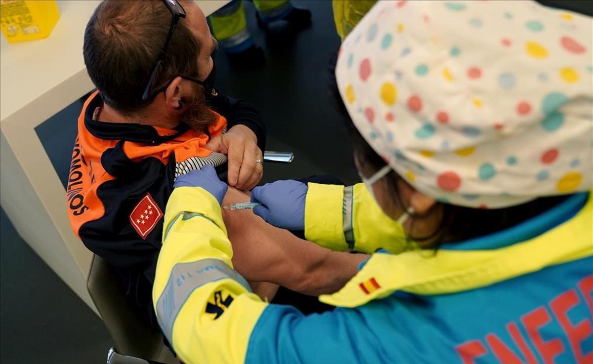 Un miembro de los cuerpos de emergencia se vacuna contra el covid-19 en el estadio Wanda Metropolitano de Madrid.