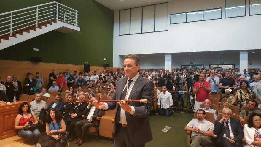 José Ortiz ha sido reelegido alcalde de Torremolinos en un pleno muy tenso.