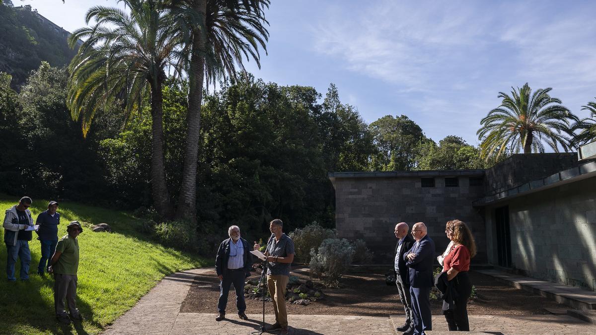 Alex Bramwell, hijo de David Bramwell, en un momento de la inauguración del espacio dedicado en el Jardín Botánico Viera y Clavijo al prestigioso científico y segundo director del recinto, ayer.