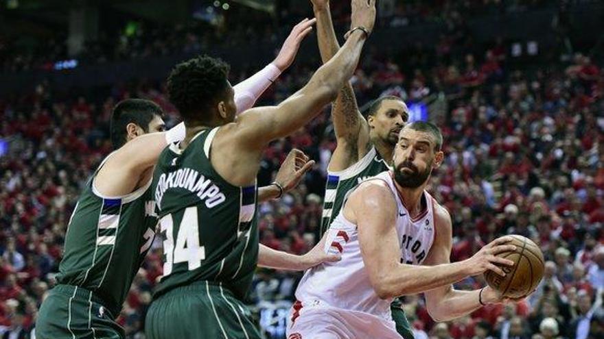 Los Raptors con Marc Gasol vencen con facilidad a los Bucks y empatan la serie