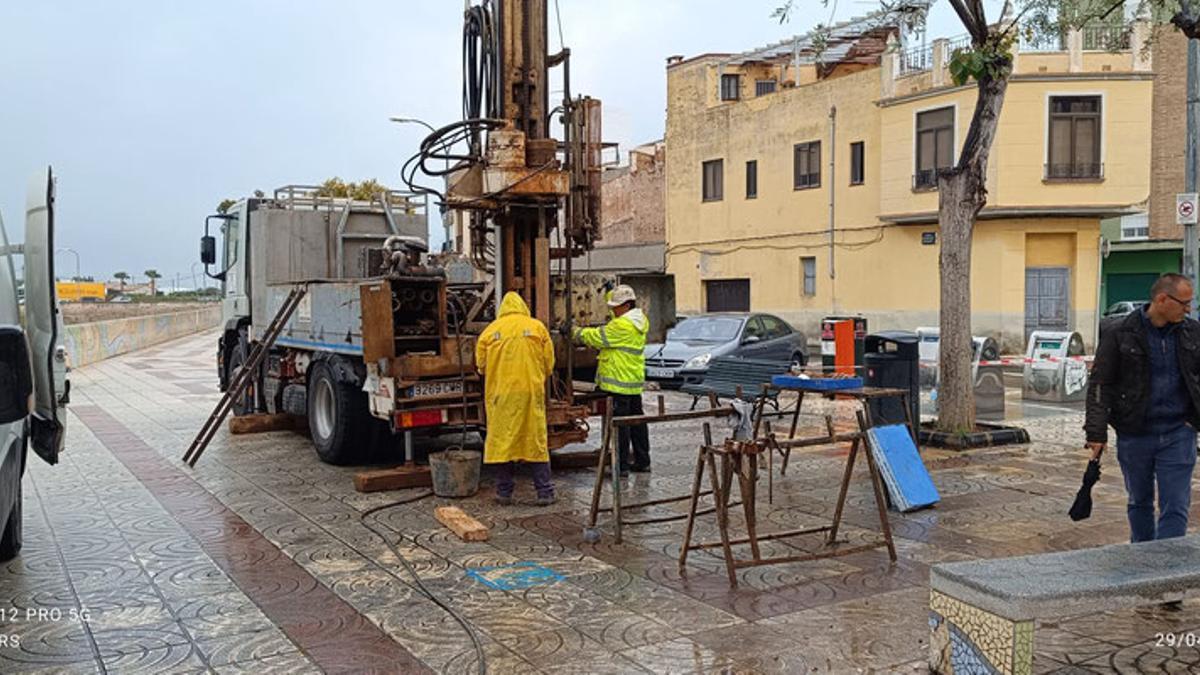 Operarios realizan perforaciones en Sant Blai para iniciar la redacción del proyecto del tanque de tormentas.