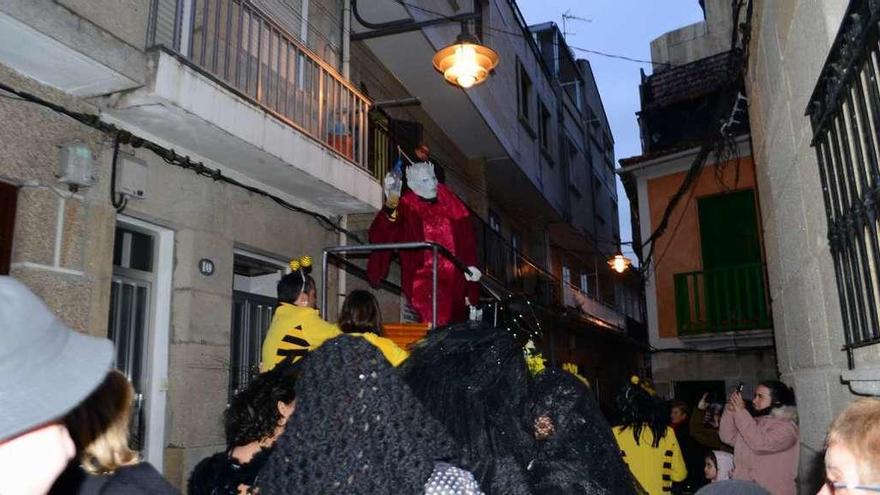 El Momo, en el desfile por el casco histórico de Cangas. // Gonzalo Núñez