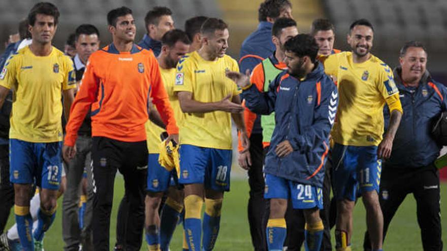 Los jugadores de la UD celebran la victoria ante el Girona. | quique curbelo