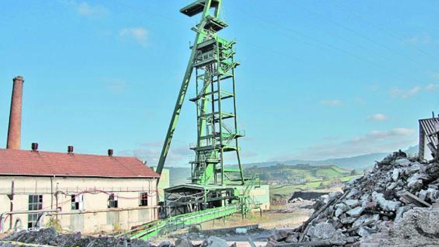 Castillete del pozo 2, que se prevé derribar, junto a todos los edificios colindantes, salvo la chimenea.