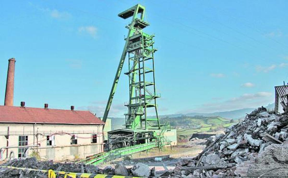Castillete del pozo 2, que se prevé derribar, junto a todos los edificios colindantes, salvo la chimenea.